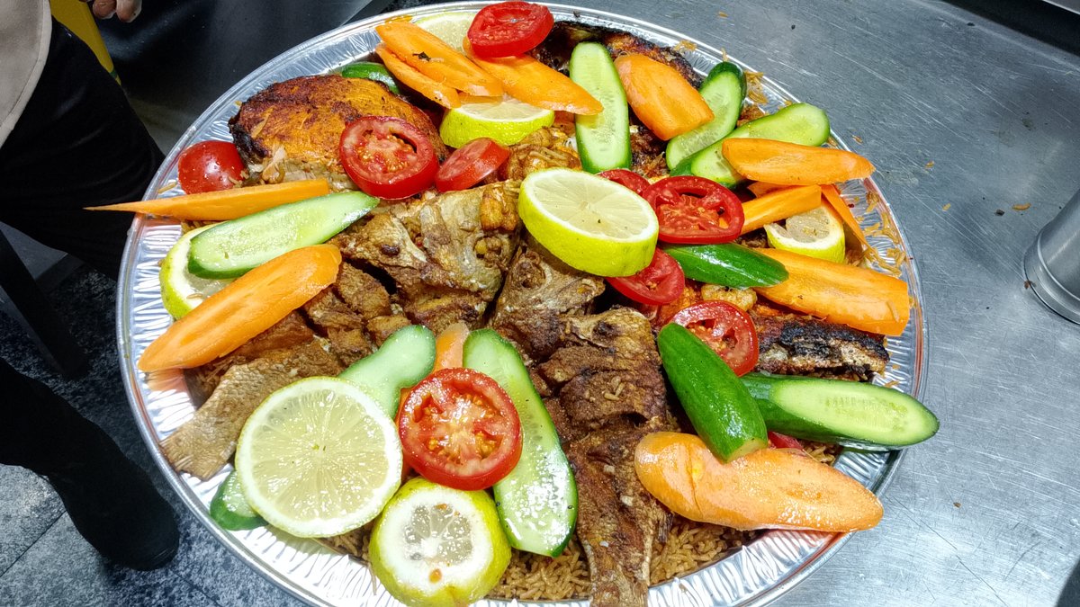 صحن سمك مشوي فاخر مع أرز الصيادية والصلصات