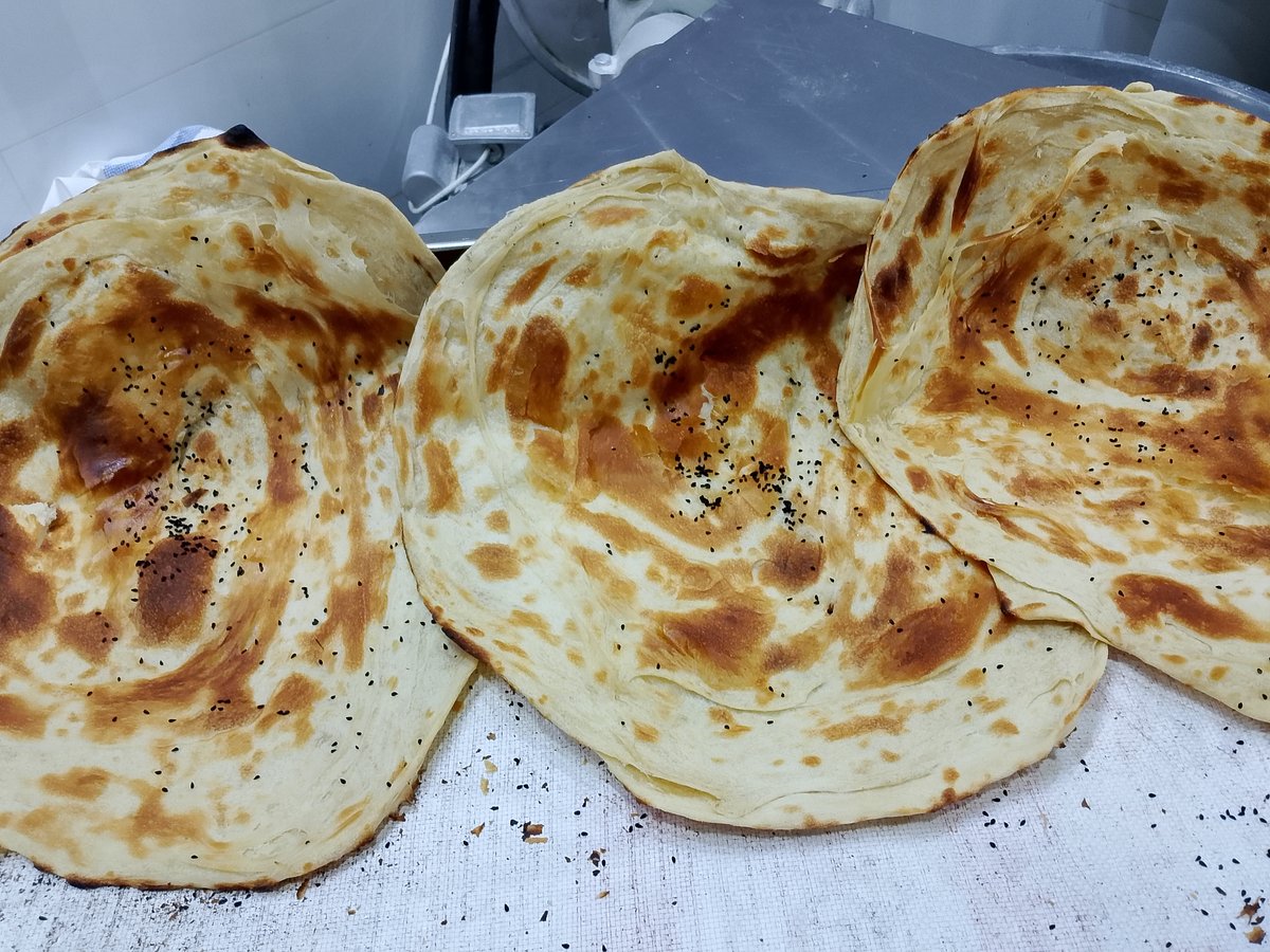 خبز ملوح يمني طازج من فرن التنور